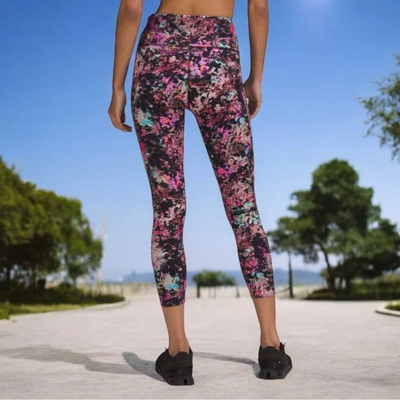 Lululemon Fast and Free High-Rise Crop 23" in Stencil Blossom Red Multi Sz 10